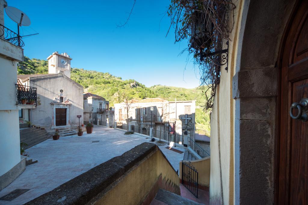 The Clock Houses Borgo Gallodoro Letojanni Extérieur photo